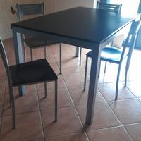 Tavolo con sedie