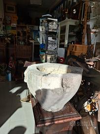 mortaio antico in  pietra