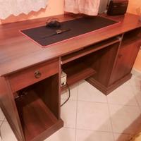 Scrivania in legno.