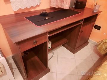 Scrivania in legno.