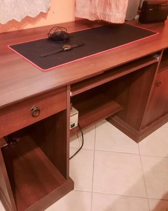 Scrivania in legno.