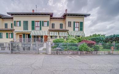 Villa di testa in zona residenziale!!!