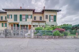 Villa di testa in zona residenziale!!!