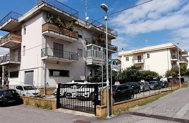 Magazzino 20mq più piazzale di 200mq