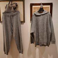 maglia grigia cappuccio e pantalone tuta grigiZara