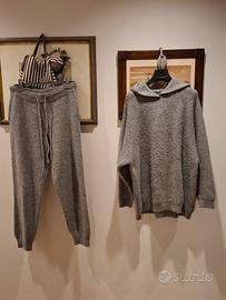 maglia grigia cappuccio e pantalone tuta grigiZara