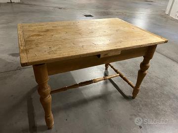 Tavolo in legno massiccio