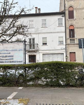 Intero Stabile Indipendente con Giardino