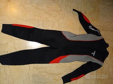 Muta in neoprene da 5 mm con cappuccio