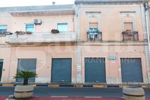 Via Lamarmora, locale con 3 vetrine