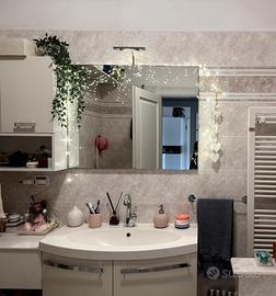 Mobile bianco completo di pouff