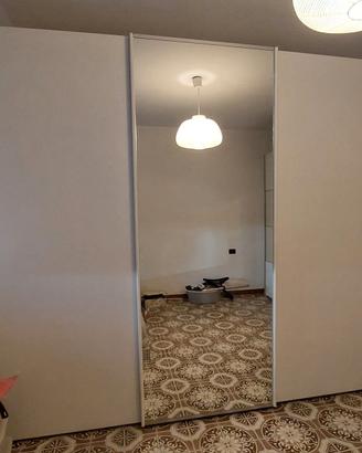 Armadio scorrevole con anta a specchio