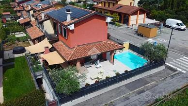 VILLA A SCHIERA D'ANGOLO A SAN MARTINO BUON ALBERG