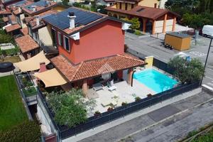 VILLA A SCHIERA D'ANGOLO A SAN MARTINO BUON ALBERG