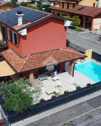 VILLA A SCHIERA D'ANGOLO A SAN MARTINO BUON ALBERG