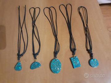 Collane con ciondoli in resina fatti a mano