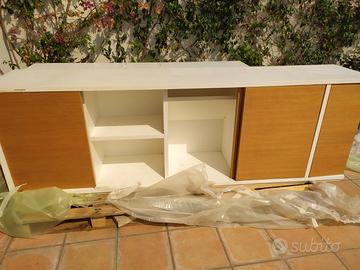 Mobile basso con ante scorrevoli