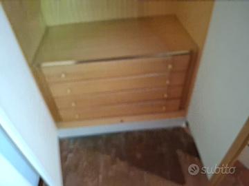 Armadio classico vintage con cassetti interni