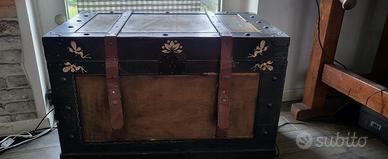 Baule d arredo con chiusura in pelle