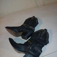 Stivaletti in pelle nera ricamati