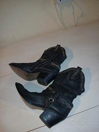 Stivaletti in pelle nera ricamati