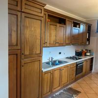 Cucina con elettrodomestici tavolo e 6 sedie