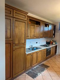 Cucina con elettrodomestici tavolo e 6 sedie