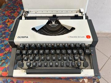 Macchina da scrivere Olympia Traveller de Luxe