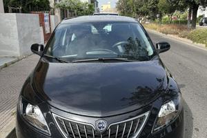Lancia Ypsilon nera Hybrid 2023