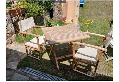 Tavolo e sedie in legno