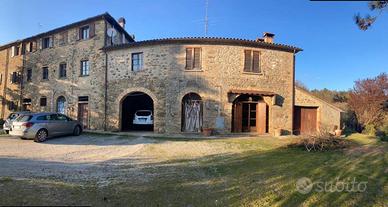 Rustico / Casale di 600 m² con più di 5 locali e b
