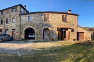 Rustico / Casale di 600 m² con più di 5 locali e b