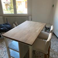 Isola con sgabelli