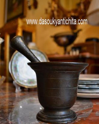 Antico mortaio con pestello in bronzo del 900