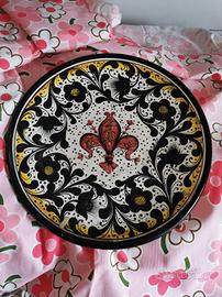 Piatto con giglio in porcellana 