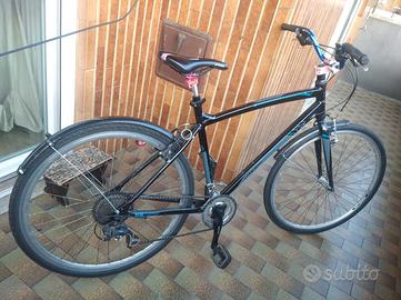Bicicletta ibrida con shifter shimano