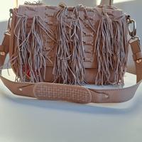 Borsa borsetta a spalla con frangie.