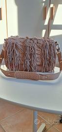 Borsa borsetta a spalla con frangie.