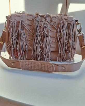 Borsa borsetta a spalla con frangie.