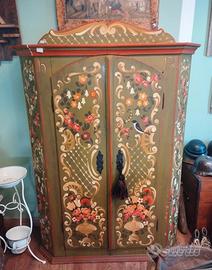 armadio verde in legno