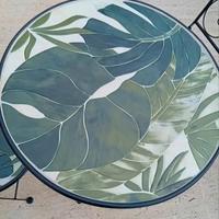 tavolo e due sedie con maioliche