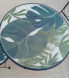 tavolo e due sedie con maioliche