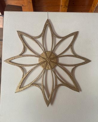 Decorazione in legno lavorato e oro