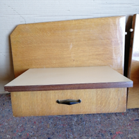 Comodini pensili in rovere + schienale libreria