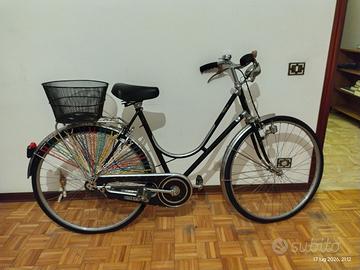 Bicicletta con cestino e gonnella pronta all'uso