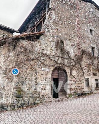Villa di 500 m² con più di 5 locali a Primaluna