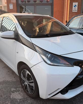 Toyota Aygo 1.0 VVT-i 69 CV 5 porte x-cool