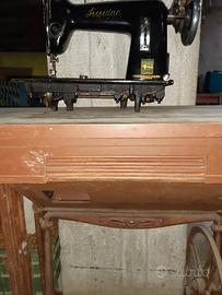 Macchina per cucire antica