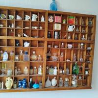 Mobiletto decorativo con oggetti in miniatura