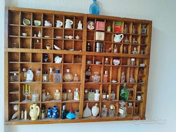 Mobiletto decorativo con oggetti in miniatura